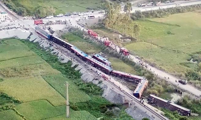 Hiện trường vụ tai nạn tàu hỏa kinh hoàng làm 2 người chết, 8 người bị thương ở Thanh Hóa